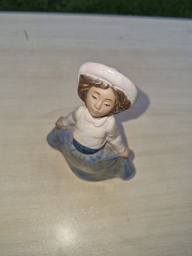Vintage NAO by Lladro 1987 Girl Figurine