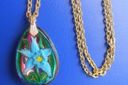 A nicely made and attractive BLUE FLOWER drop pendant with neck chain