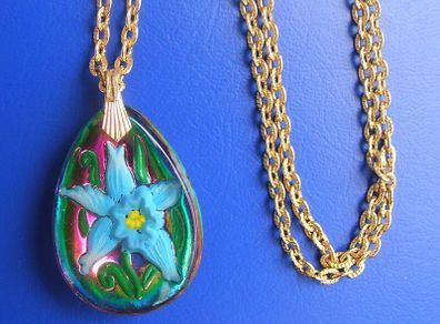 A nicely made and attractive BLUE FLOWER drop pendant with neck chain