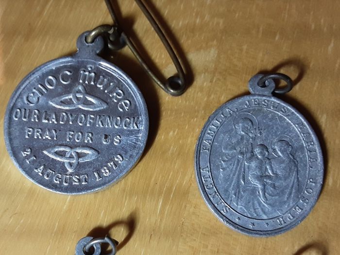 four vintage religious medals (b), tub 3
