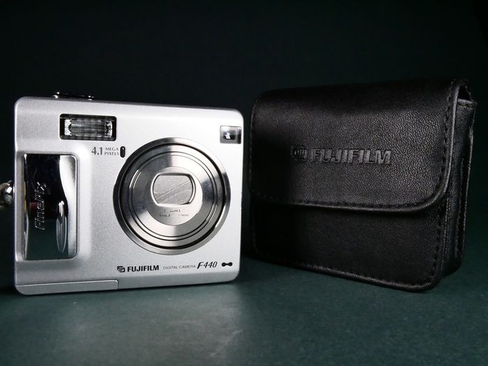 FUJIFILM FinePix F440 Digital Camera 4megapixel