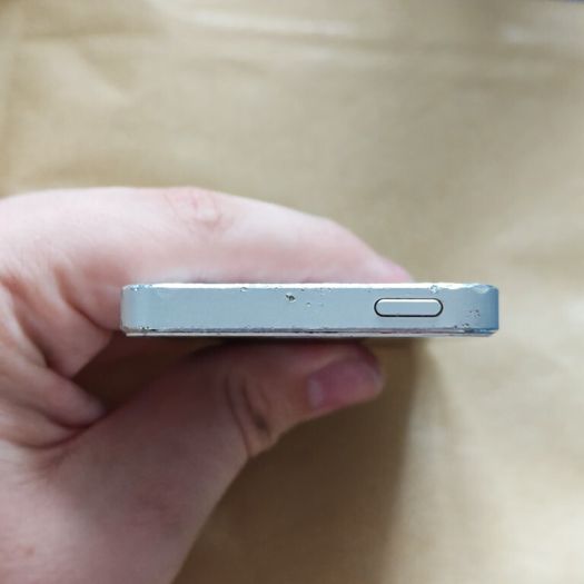 Apple iPhone 5 - 16GB - White & Silver - Activation Locked (For Parts / Repair)