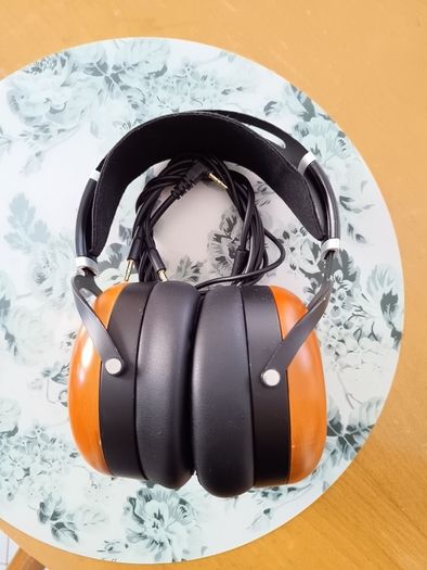 HiFi Man Sundara close back headphones