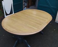 Extendable kitchen table