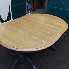 Extendable kitchen table