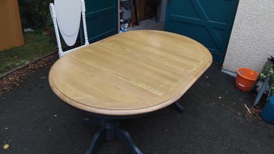 Extendable kitchen table