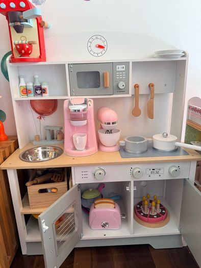Wooden kids kitchen plus accessories - mint condition
