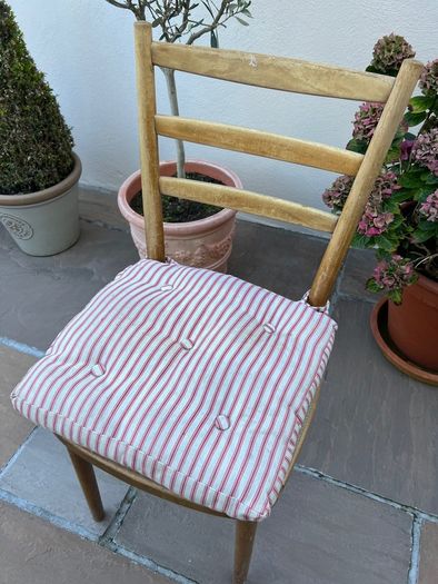 chair with seat pad
