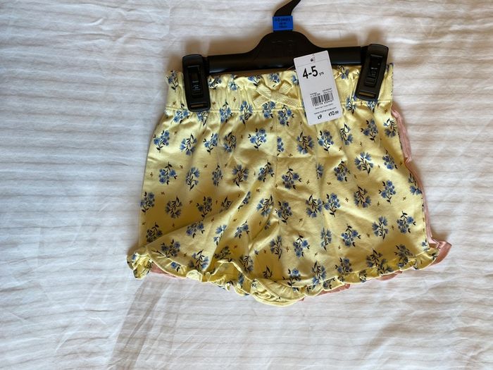 2 pairs of shorts