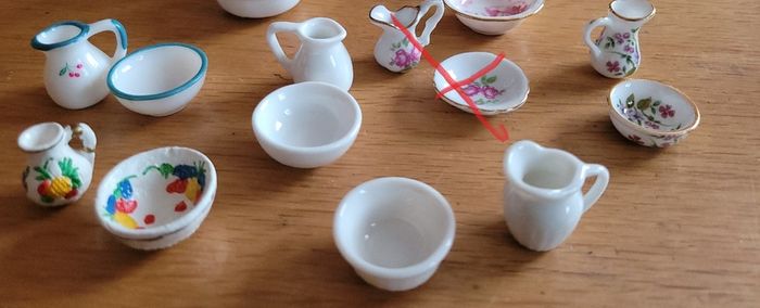 Dolls house bathroom / bedroom accessories