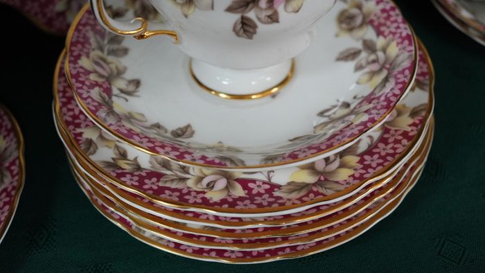 Vintage Arklow Bone China 21-Piece Tea Set