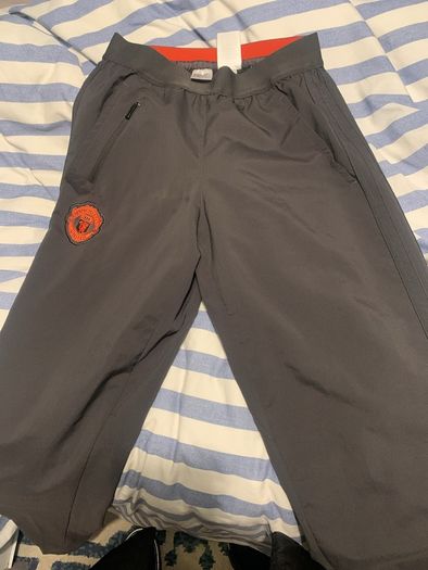 Man Utd tracksuit bottoms (s)