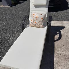 Rattan recliner sun lounger, with wheels + cushion