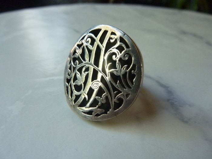 Striking Statement Ring in Silver, Stamped 925. 13g.