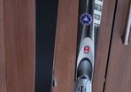 skis