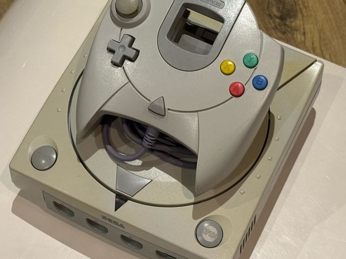 Sega Dreamcast Console Bundle with 2 Games and Controller