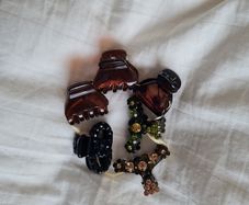 Six small hair grabbers