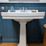 Pedestal sink basin Image 2