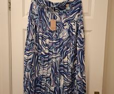 Size Medium, elasticated waist skirt