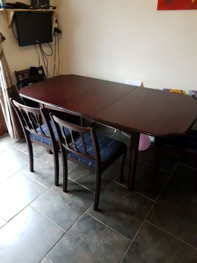 Mahogany Dining table and 6 chairs