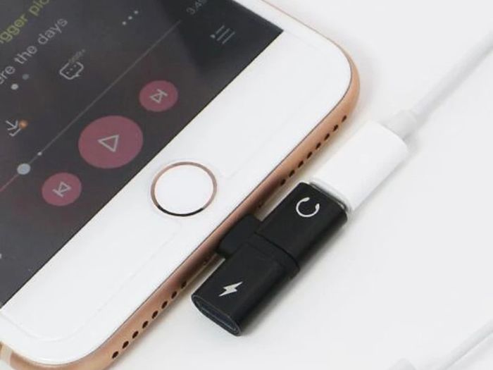 Iphone 2in1 charge and listen to music