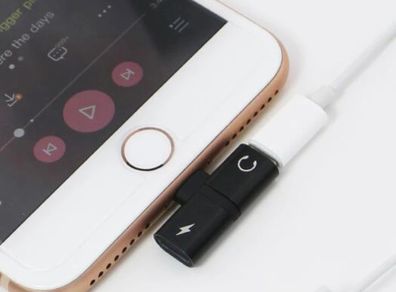 Iphone 2in1 charge and listen to music