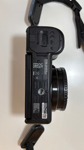 Sony ZVE-10 + Sony E 18-105mm f/4 lens (cage and 5 batteries)