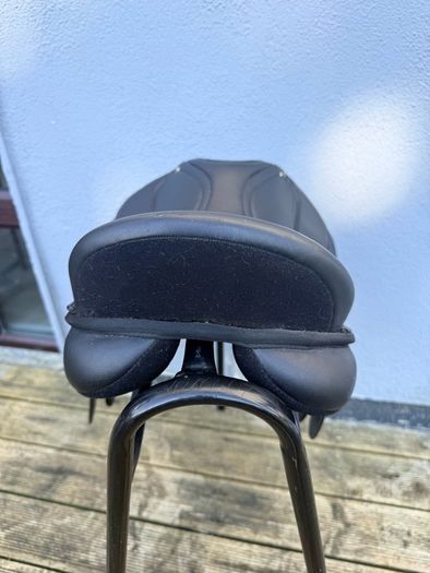 Norton 17 inch Medium GP Saddle Excellent Condition