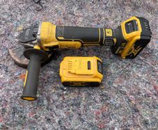Dewalt 18V 5 inch grinder and two 5AH batteries