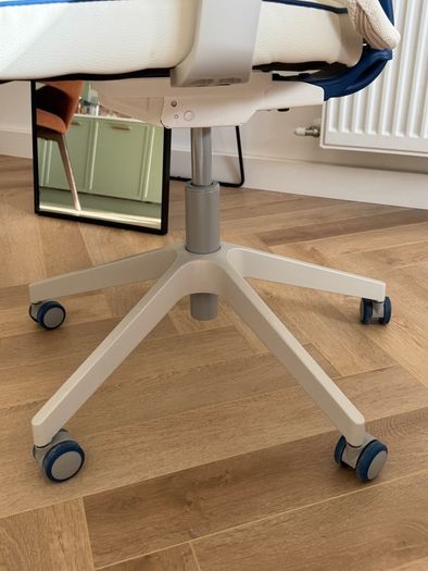 gaming/office white chair