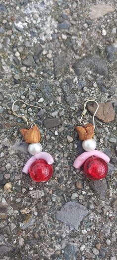 Vintage jewelry is sold individually for 5 to 10 euros