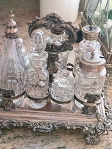 Condiments set,plus metal tray.