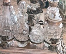 Condiments set,plus metal tray.