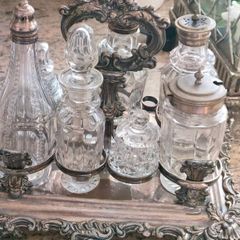 Condiments set,plus metal tray.