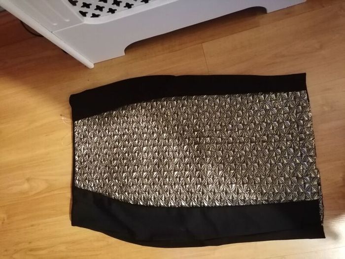 Pencil skirt lovely black and gold size 12 soft comfortable material