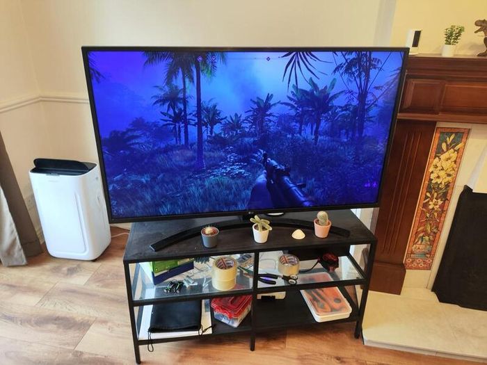 LG 50" 4K Ultra HD Smart TV (50UM7450PLA) - Excellent Condition