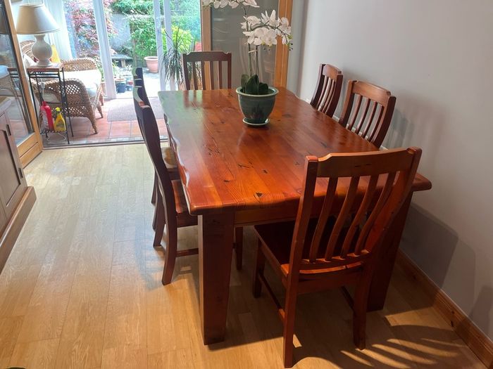 Dining room table + 6 high back chairs