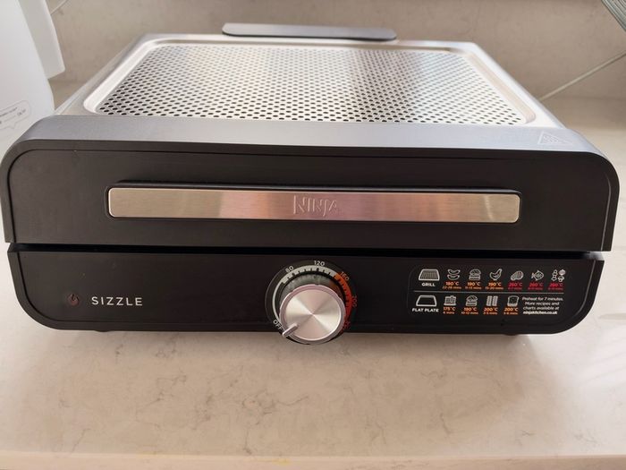 Ninja Sizzle Indoor Grill & Flat Plate Both Plates Included