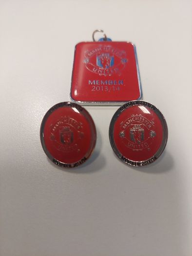 Manchester United - 2013/14 - member key ring and two member pin badges. Season 2013-14