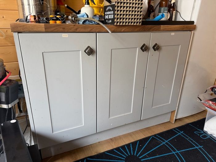 Counter with 3 cupboards