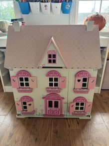 girl's doll house