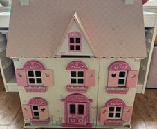 girl's doll house