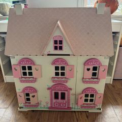 girl's doll house