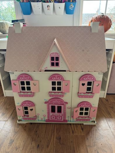 girl's doll house