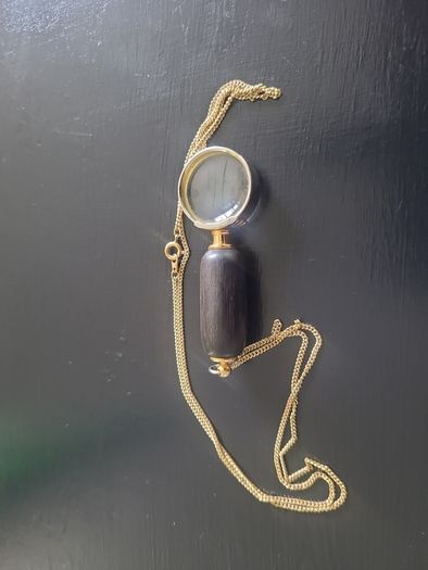 Stunning vintage mini magnifying glass necklace  - gold
