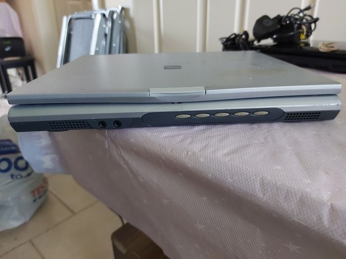 Rare Vintage Fujitsu Siemens Lifebook, E Series, FPC07048B Part number CP127259, Running Windows 2000 Professional, uses 3.5 floppy disk, 20GB HDD, amd all the connecting Ports from 30 years ago Era