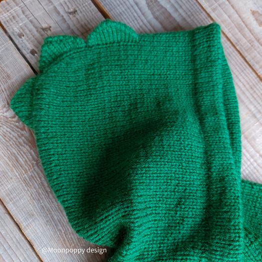 Green jumper in size 5-6 years