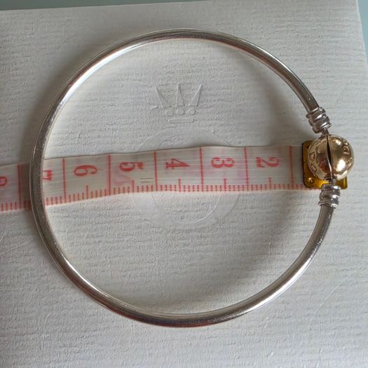 Pandora Moments two-tone bangle ir sterling silver with a 14k yellow gold ball clasp. (Size approx 19cm) for the right size please check all the photos (the bracelet is in very good condition)