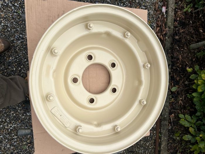 Land Rover Series split-rim wheel