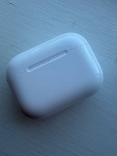 Airpod Pro 3 Charging Case and Left Airpod
